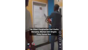 Ervina-Afnita-Sitompul-nekat-membelah-pintu.jpg