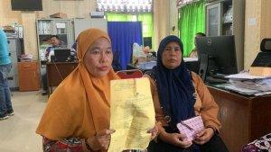 Esti-ibu-pelaku-kiri-memegang-surat-penangkapan.jpg