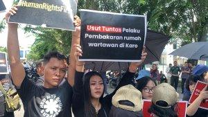 Eva-Meliani-Pasaribu-anak-mendiang-Rico-Sempurna-Pasaribu-saat-demo-di-depan.jpg