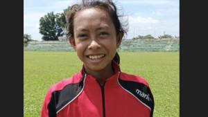Fadila-eks-pemain-Timnas-Putri-Indonesia-U-16-ketika-latihan-di-Stadion-TD-Pardede.jpg