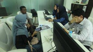 Fadillah-mahasiswa-Kedokteran-bersama-ayahnya-Julfadli.jpg