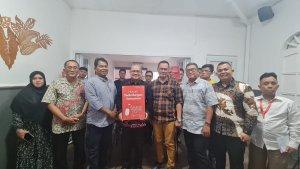 Farid-Wajdi-tengah-memegang-replika-buku.jpg