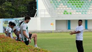 Felipe-Cadenazzi-dan-3-pemain-PSMS-Medan-latihan-terpisah-di-pinggir-lapangan.jpg