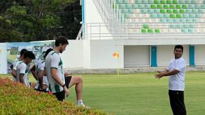 Felipe-Cadenazzi-dan-3-pemain-PSMS-Medan-latihan.jpg