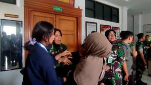 Fitriyani-histeris-usai-mengikuti-sidang.jpg