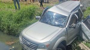 Ford-Everest-ringsek-terperosok-kedalam-rawa-usai-ditabrak-kereta-api-Putri-Deli.jpg