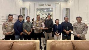 Foto-bersama-Manajemen-PLN-UP3-Sibolga-dengan-Polres-Tapanuli-Tengah.jpg