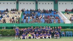 Foto-bersama-skuat-Victory-Dairi-dengan-suporter-yang-hadir-di-Stadion-Mini_.jpg