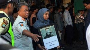 Foto-keluarga-membawa-foto-almarhum-Arya-Daru-Pangayunan.jpg