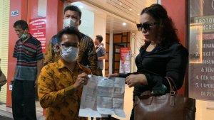 Ganda-Tambunan-kiri-dan-Rosmala-Sebayang-Kanan-saat-menunjukkan-bukti.jpg