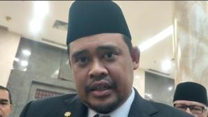 Gubernur-Sumut-Bobby-Nasution-saat-diwawancarai-di-Gedung-DPRD-Sumut_1.jpg