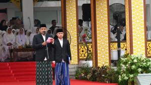 Gubernur-Sumut-Bobby-Nasution-saat-memimpin-apel-Peringatan-Hari-Santri-T.jpg