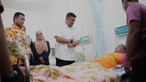 Gubernur-Sumut-Bobby-Nasution-saat-menjenguk-seorang-pasien-di-RSUD-Aek-Kanopan_111.jpg