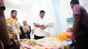 Gubernur-Sumut-Bobby-Nasution-saat-menjenguk-seorang-pasien_1.jpg