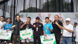 Gubernur-Sumut-Edy-Rahmayadi-pakai-topi-didampingi-Kadispora-Sumut-Baharuddin-Siagian.jpg