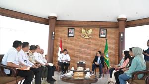 Gubsu-Bobby-Afif-Nasution-saat-menerima-maskapai-Garuda-Indonesia.jpg