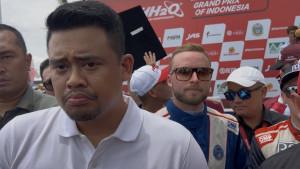 Gubsu-Bobby-Nasution-setelah-menyerahkan-piala-kepada-para-pemenang.jpg