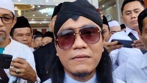 Gus-Miftah-diwawancarai-wartawan-usai-acara-silaturahmi-1000-Kyai-Kampung-Tegal-Raya.jpg