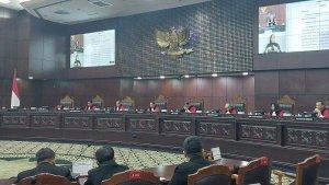 Hakim-Mahkamah-Konstitusi-MK-menyatakan-bahwa-Presiden-Jokowi-tidak-melanggar-Politisasi-Bansos.jpg