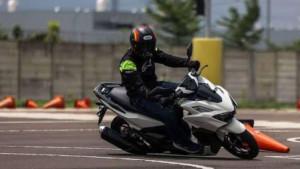 Hati-Hati-di-Tikungan-Begini-Cara-Aman-Berkendara-ala-Instruktur-Safety-Riding-Honda.jpg
