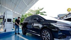 Ilustrasi-Pengendara-Mobil-listrik-yang-sedang-melakukan-pengecasan-kendaraan-listrik.jpg