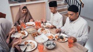 Ilustrasi-berbuka-puasa-pada-bulan-Ramadan.jpg