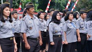 Imam-Suyudi-Berikan-Penghargaan-Pegawai-Teladan.jpg
