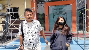 Indah-sari-october-Lia-Manulang-29-didampingi-keluarga.jpg