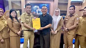 Inspektur-Deli-Serdang-Edwin-Nasution-menyerahkan-hasil-pemeriksaan.jpg