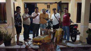 Iqbal-bersama-barang-bukti-becak-yang-sudah-dipotong-potong1.jpg