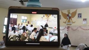 JARINGAN-TELKOMSEL-Suasana-belajar-di-kelas-SMA.jpg
