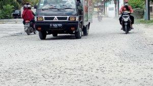 Jalan-Danau-Marsabut-kondisinya-tak-diaspal.jpg
