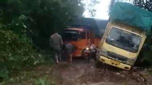 Jalan-Putus-di-Karo.jpg
