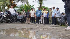 Jalan-Rusak-Anak-anak-terlihat-bermain.jpg