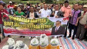 Jalur-setapak-antara-ladang-yang-menjadi-lokasi-kerja-para-petani-sehari-hari.jpg