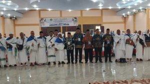 Jemaah-Calon-Haji-Kloter-16-berangkat-mengenakan-kain-Ihram-dari-Embarkasi-Medan.jpg