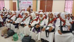 Jemaah-calon-haji-asal-Mandailing-Natal-tiba-di-Embarkasi.jpg