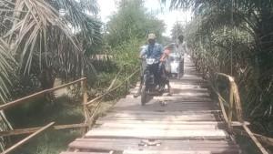 Jembatan-Gantung-di-Labura.jpg