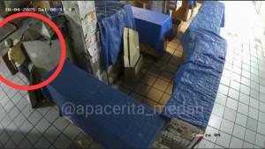 Jepretan-layar-rekaman-CCTV-seorang-pria-berada-di-sebuah-toko-aksesoris.jpg