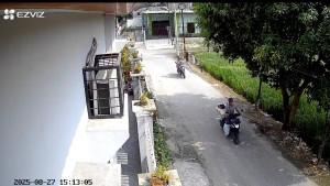 Jepretan-layar-sepeda-motor-kurir-paket-paket-dibawa-kabur.jpg