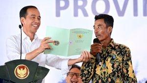 Jokowi-bagi-surat-tanah.jpg