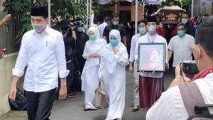 Jokowi-dan-Iriana-di-pemakaman-Mertua.jpg
