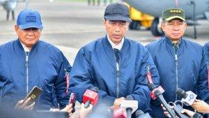 Jokowi-dan-Prabowo-di-landasan.jpg