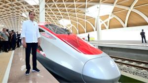 Jokowi-dan-kereta-cepat-Whoosh.jpg