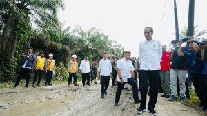 Jokowi-ke-Laburan-lihat-jalan-rusak.jpg