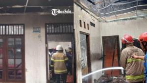 KEBAKARAN-Pemadam-kebakaran-berusaha-memadamkan-api-yang-membakar-rumah-d.jpg