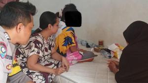 KECANDUAN-HP-Seorang-murid-sekolah-dasar-SD-di-Desa-Kertaharja-Kecamatan-Cimerak.jpg