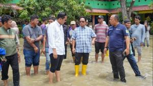 Kadis-SDABMBK-Kota-Medan-Gibson-Panjaitan-tengah-kemeja-kotak-kotak.jpg