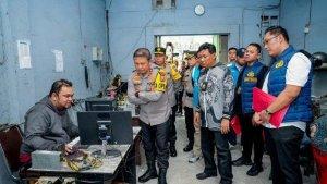 Kapolda-Sumut-Irjen-Pol-Agung-Setya-Imam-Effendi-saat-menggerebek-tambang-bitcoin.jpg