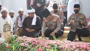 Kapolda-Sumut-Irjen-Pol-Panca-Putra-S-melayat-tribun.jpg